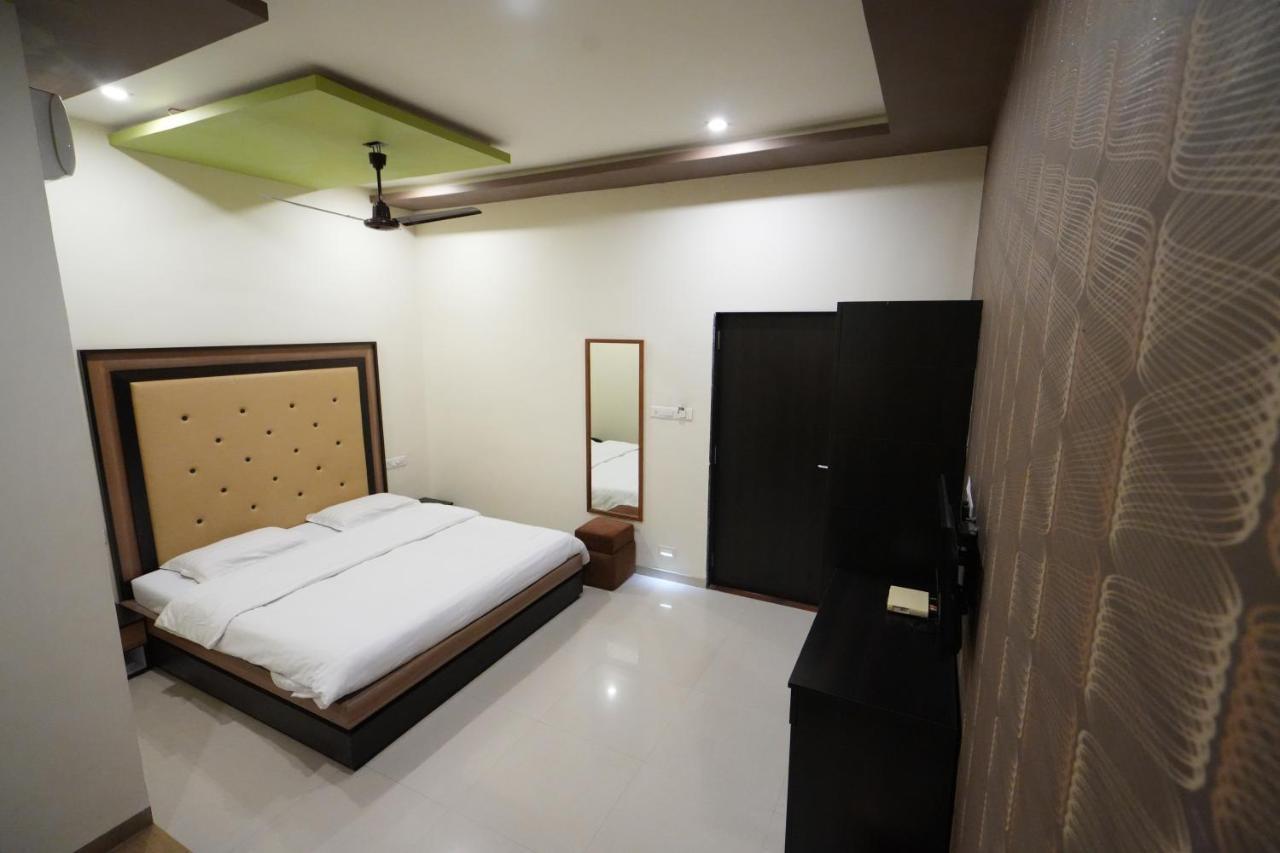 Hotel Ravi Residency Nadiād エクステリア 写真