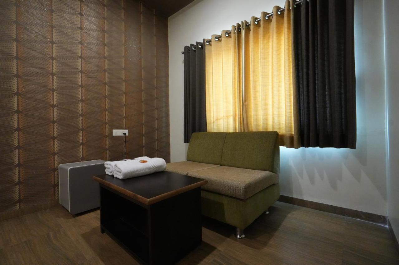 Hotel Ravi Residency Nadiād エクステリア 写真